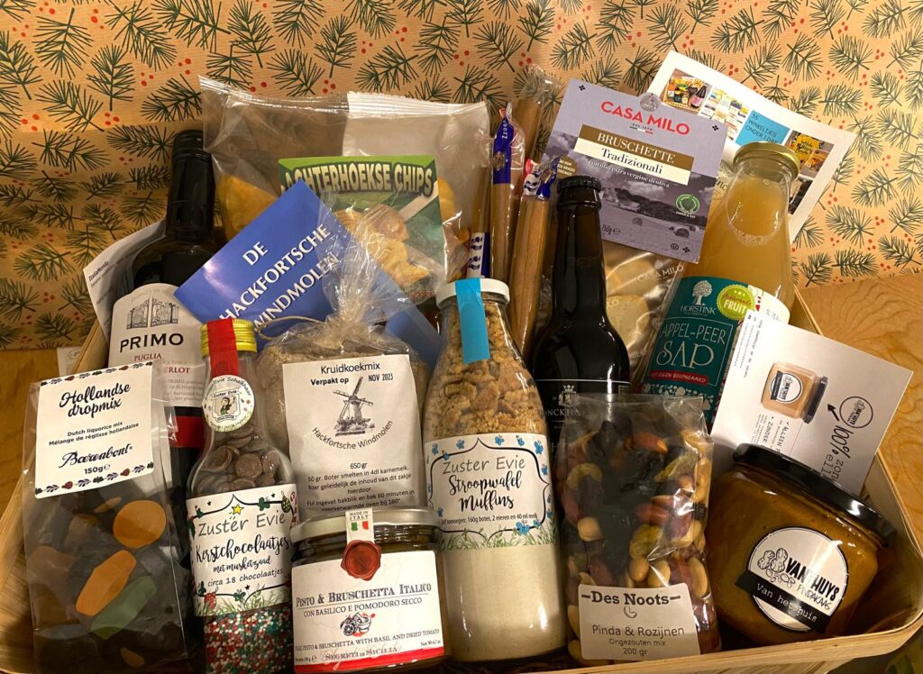 Een Achterhoeks kerstpakket gevuld met jams, chutney's, worst, biertjes en nog meer